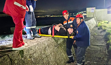 В Краснодарском крае спасатели помогли тучному мужчине, упавшему с 5-метрового парапета 