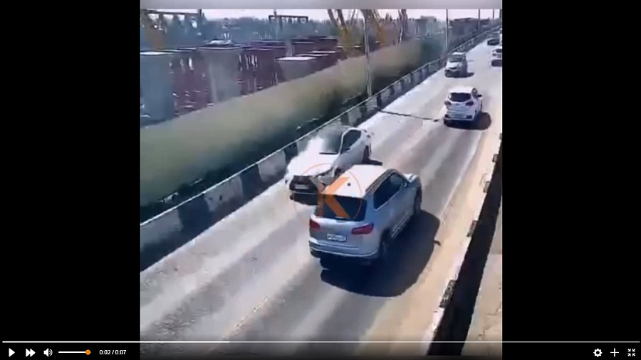 Камеры видеонаблюдения зафиксировали момент падения башенного крана на Яблоновском мосту