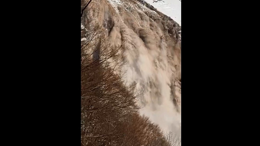В горах Сочи очевидцу удалось снять сход мощной лавины