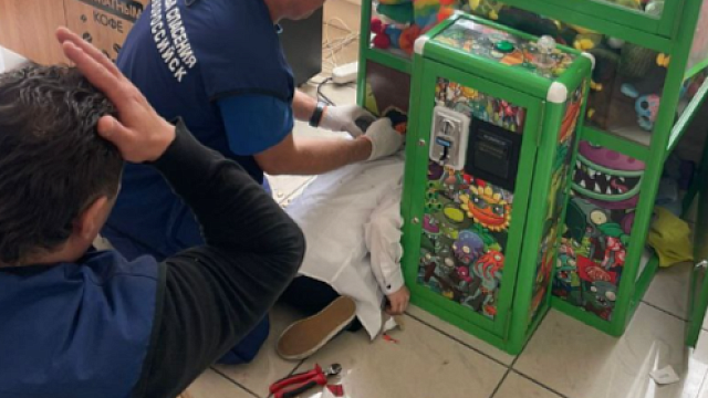 В Новороссийске ребенок застрял головой в автомате с игрушками 