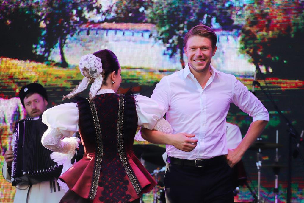 Bitrix 139516: 4.-Foto-fonda-Olega-Deripaska-_Volnoe-Delo_.JPG