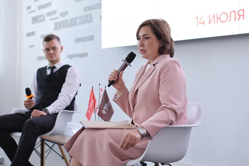Елена Пистунова и начальник Центра поддержки предпринимательства Центра «Мой бизнес» Александр Храмцов в середине июня провели пресс-конференцию о деятельности Центра «Мой бизнес» и новых возможностях для предпринимателей Краснодарского края. Фото: пресс-
