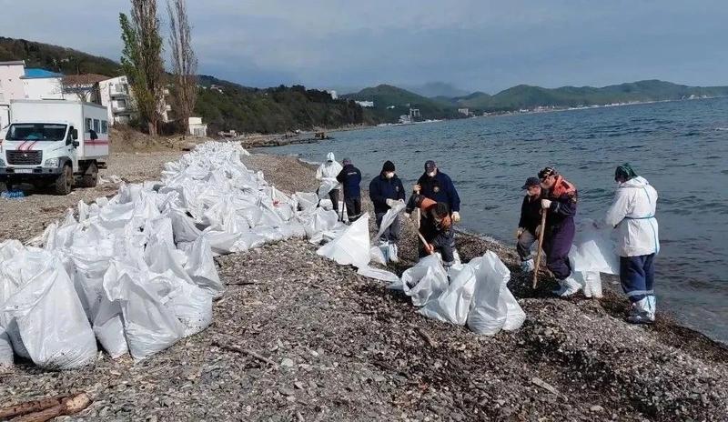 куски бетона от разрушенного здания крупным платом_Kandinsky 3.1