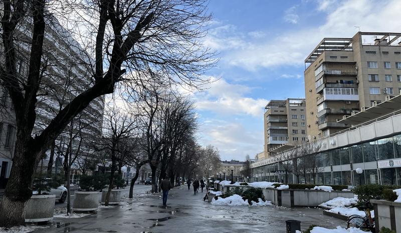 Bitrix 128153: Dom-Knigi-Krasnaya-zima-sneg-luzhi.jpeg