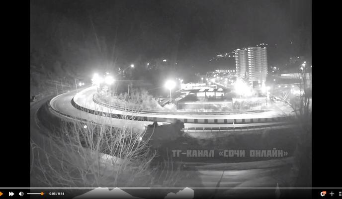 Bitrix 110502: Gruzovik-perevernulsya-na-trasse-v-Sochi.jpg