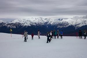 Bitrix 167963: Krasnaya-polyana-Sochi-gory-sneg-lyudi.jpeg