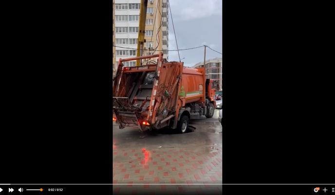 Bitrix 112504: Musorovoz-provalilsya-pod-asfalt.jpg