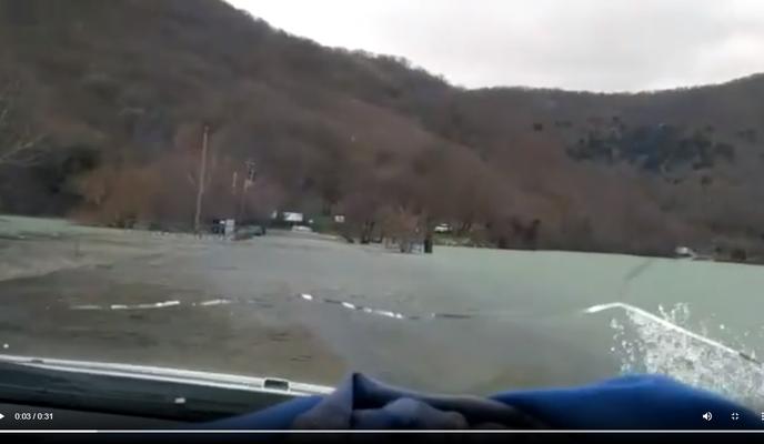 Bitrix 112708: Ozero-Abrau-zatopilo-dorogu.jpg