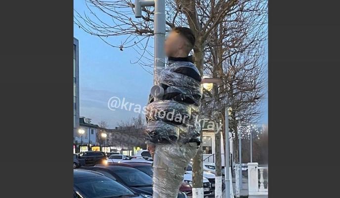 Bitrix 128625: Parnya-primotali-k-stolbu.jpg