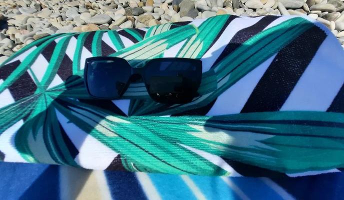 Bitrix 157921: Plyazh-veshchi-ochki-more.jpeg