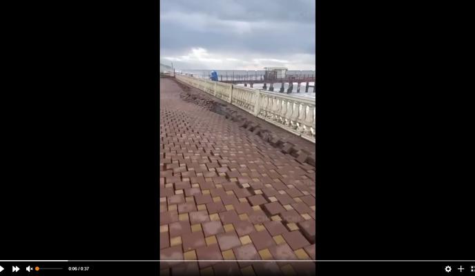 Bitrix 108795: Razrushennaya-naberezhnaya-v-Loo.jpg