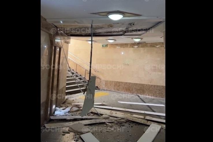 Bitrix 132376: Rukhnul-potolok-v-podzemnom-perekhode.jpg