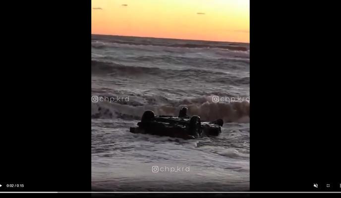 Bitrix 108826: SHtorm-vybrosil-na-bereg-legkovushku.jpg