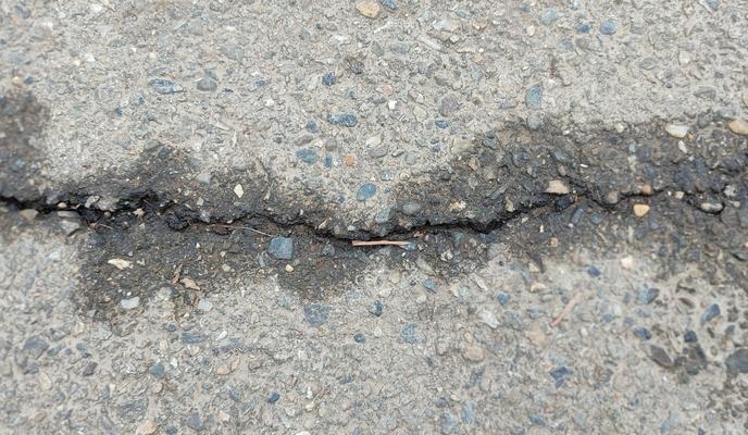 Bitrix 183778: Treshchina-asfalt.jpg