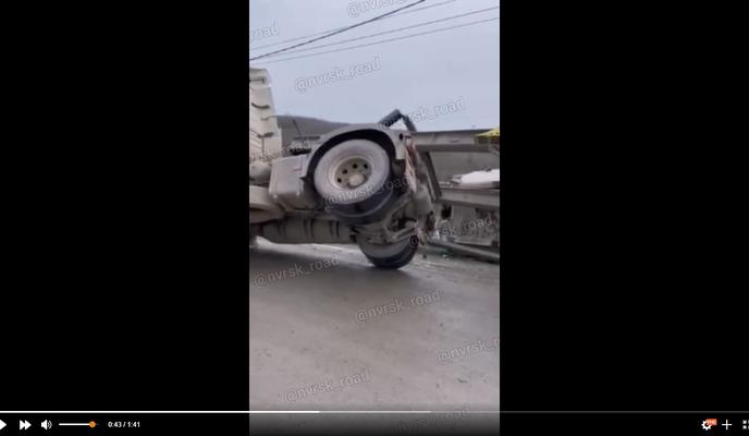 Bitrix 112550: V-Novorossiyske-oprokinulsya-samosval.jpg