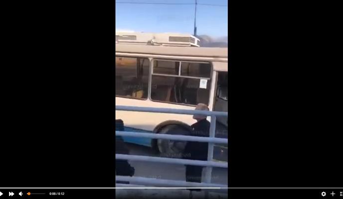 Bitrix 109719: V-Novorossiyske-zhenshchina-vypala-iz-trolleybusa.jpg