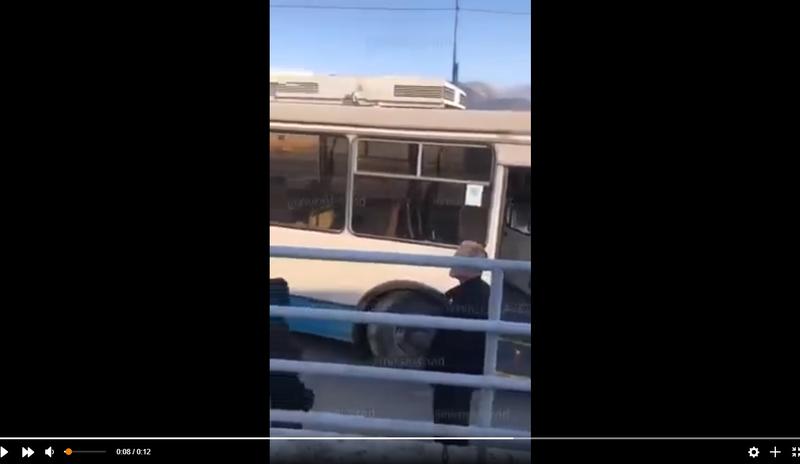 Bitrix 109719: V-Novorossiyske-zhenshchina-vypala-iz-trolleybusa.jpg