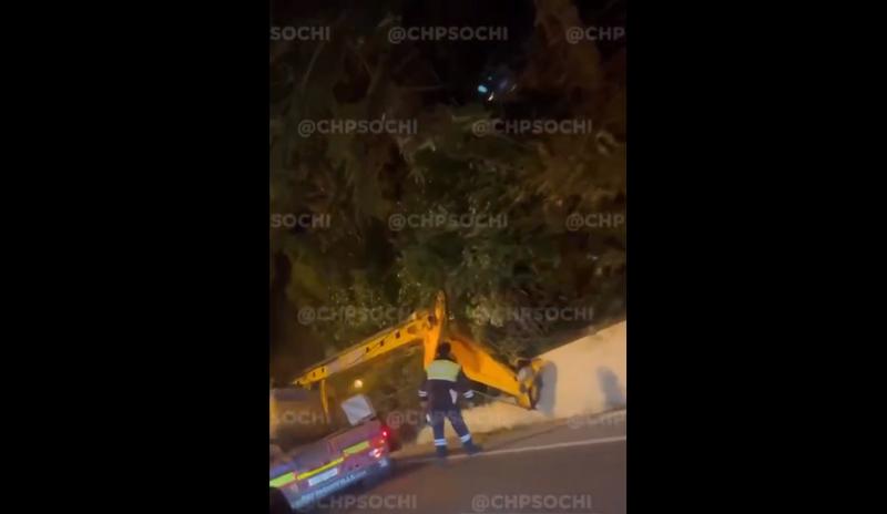 Bitrix 110462: V-Sochi-burovaya-ustanovka-upala-s-tyagocha.png