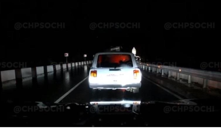 Bitrix 130109: V-Sochi-derevo-upalo-na-mashinu.jpg