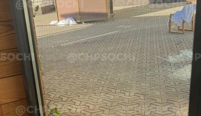 Bitrix 128413: V-Sochi-iz-okna-otelya-vypala-devushka.jpg