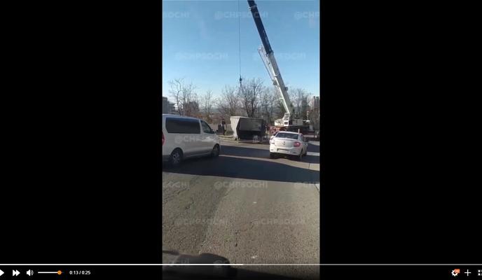 Bitrix 115597: V-Sochi-na-Mamayskom-perevale-perevernulsya-gruzovik.jpg