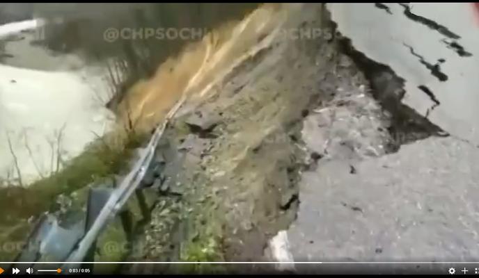 Bitrix 111739: V-Sochi-obvalilas-doroga.jpg