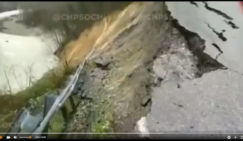 Bitrix 111739: V-Sochi-obvalilas-doroga.jpg