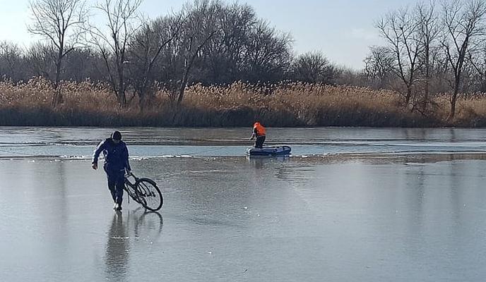 Bitrix 129010: Velosepedist-provalilsya-pod-led.jpg