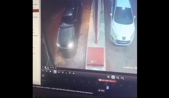 Bitrix 109078: Voditel-otorval-benzokolonku.jpg