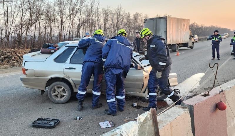 Bitrix 129086: Voditel-razbilsya-o-betonnoe-ograzhdenie.jpg