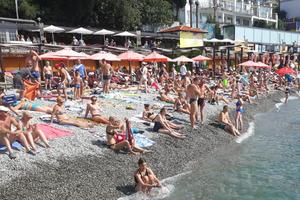 Bitrix 136592: YAlta-Krym-plyazh-lyudi.jpeg