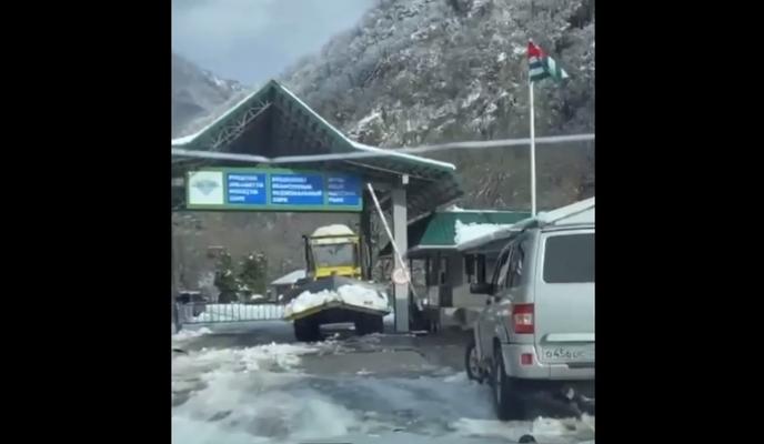 Bitrix 111507: Zakryli-proezd-k-ozeru-Ritsa.jpg