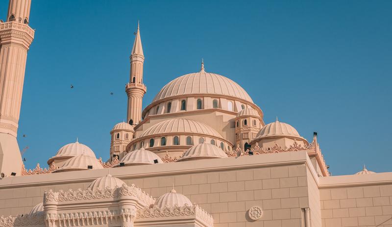 Bitrix 172390: al_maghfirah_mosque_uae_with_its_domes_towers_clear_sky-_1_.jpg