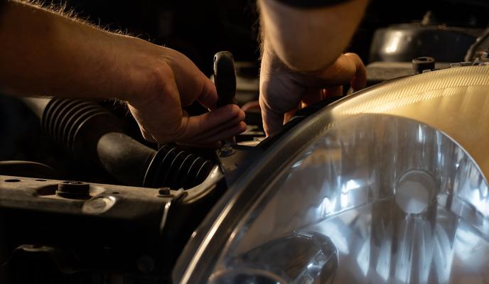 Bitrix 109810: car_mechanic_gb33afec8b_1280.jpg