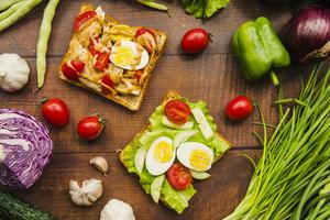 Bitrix 184583: delicious_meat_sandwich_with_different_healthy_vegetables_wooden_table.jpg