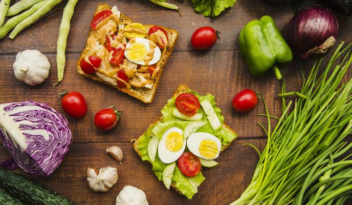 Bitrix 184583: delicious_meat_sandwich_with_different_healthy_vegetables_wooden_table.jpg