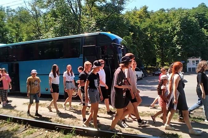 Bitrix 120650: deti-idut-u-avtobusa.jpg