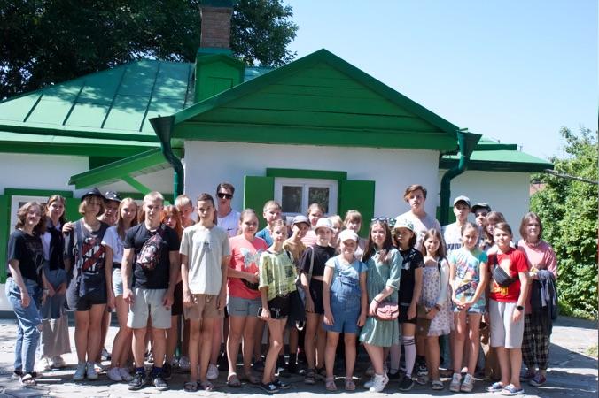 Bitrix 120651: deti-u-domika-chekhova.jpg