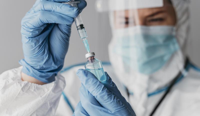 Bitrix 108441: doctor_holding_preparing_vaccine_while_wearing_protective_equipment.jpg