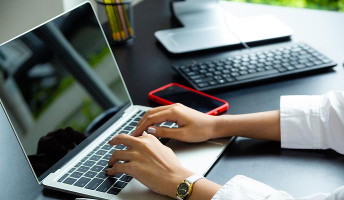 Bitrix 184581: female_hand_typing_keyboard_laptop.jpg