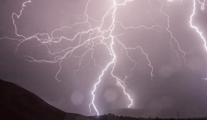 Bitrix 98728: lightning_399853_1920.jpg