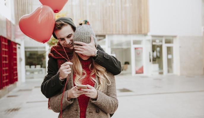 Bitrix 166640: man_surprising_girlfriend_with_balloons.jpg