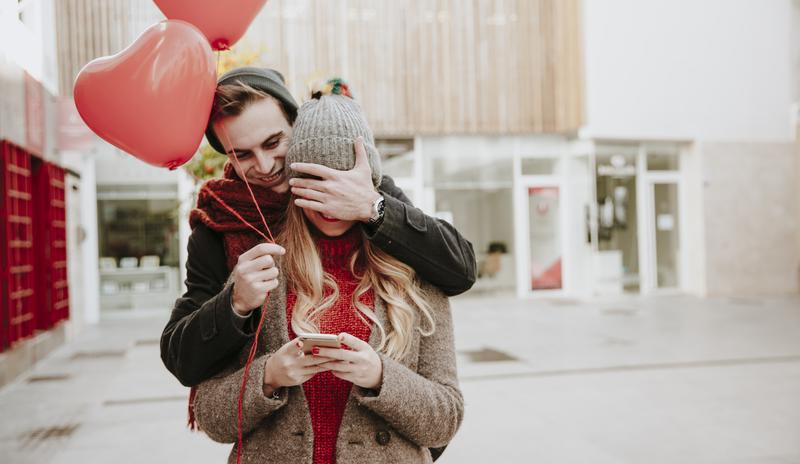 Bitrix 166640: man_surprising_girlfriend_with_balloons.jpg