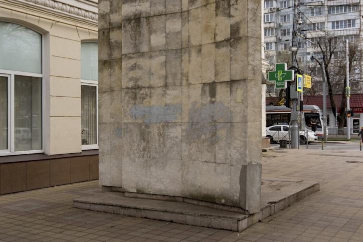 Bitrix 130979: pamyatnik_shevchenko_krasnodar_oskvernili_nadpis_ukraina_narkotiki.jpg