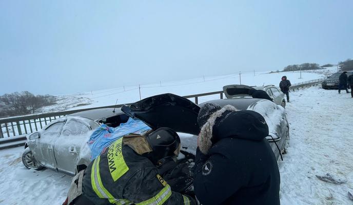 Bitrix 110747: spasateli_gu_mchs_rossii_po_tulskoy_oblasti_prinimali_uchastie_v_likvidacii_posledstviy_dtp_v_kireevskom_rayone_16413832401286500261_2000x2000.jpg