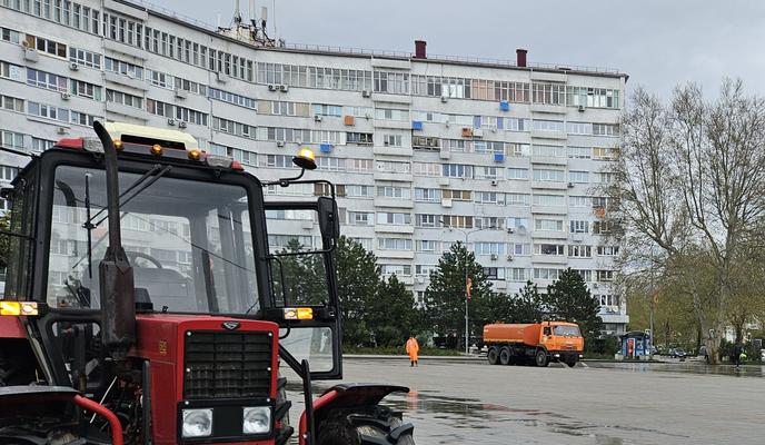 В Туапсе начали очищать улицы от последствий пожара на нефтекомплексе