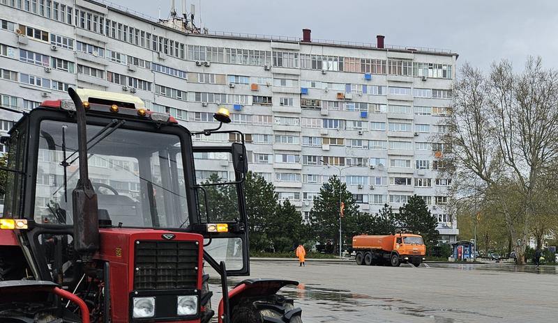 В Туапсе начали очищать улицы от последствий пожара на нефтекомплексе