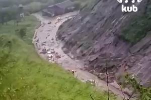 В Усть-Лабинском районе оползень перекрыл дорогу и мост