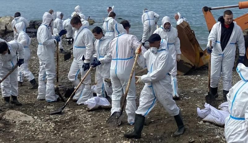 В Туапсе вывезли 19 тысяч кубометров загрязненного мазутом грунта