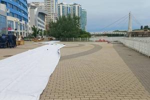 В Краснодаре у Моста поцелуев устанавливают дамбу для защиты от паводков